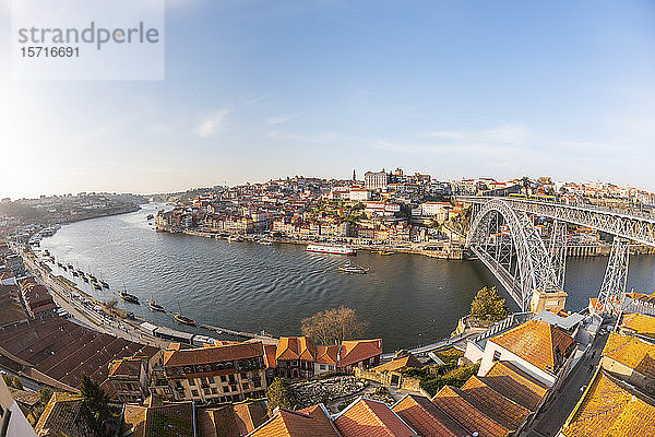 Portugal  Bezirk Porto  Porto  Himmel über den Stadtgebäuden um den Douro-Fluss und die Dom Luis I-Brücke