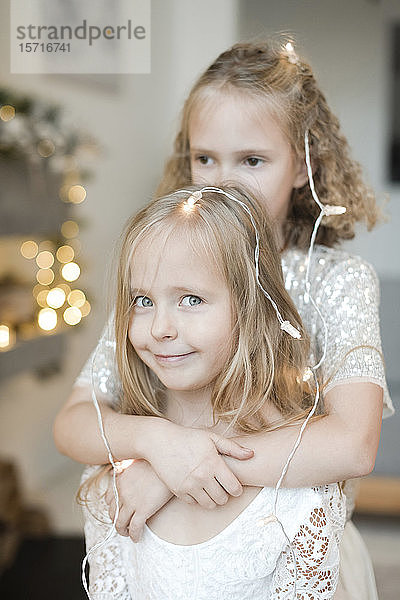 Bildnis eines kleinen blonden Mädchens mit Lichterkette