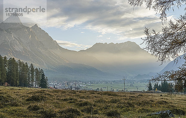 Österreich  Tirol  Reutte  Panoramablick auf die Stadt am Fuße des Mieming-Gebirges in der Abenddämmerung