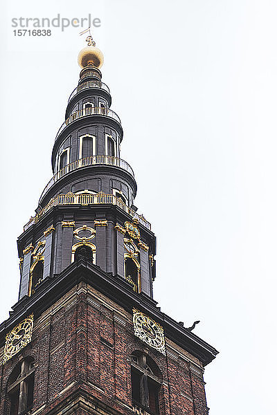 Dänemark  Kopenhagen  Niedrigwinkelansicht der Turmspitze der Kirche Unseres Erlösers