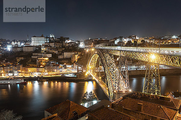 Portugal  Bezirk Porto  Porto  Beleuchtete Dom Luis I-Brücke über den Douro-Fluss bei Nacht