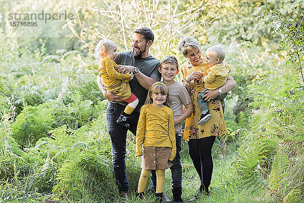 Porträt einer glücklichen Familie in der Natur