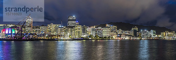 Neuseeland  Wellington  Panorama der beleuchteten Skyline der Hafenstadt bei Nacht