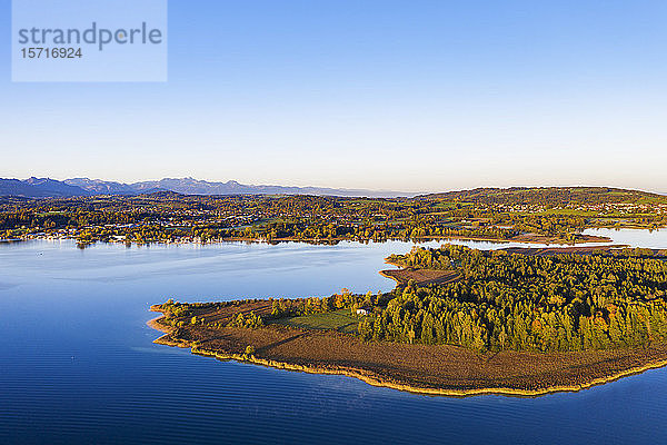 Deutschland  Bayern  Prien am Chiemsee  Luftaufnahme der Halbinsel Sassau am Chiemsee in der Morgendämmerung