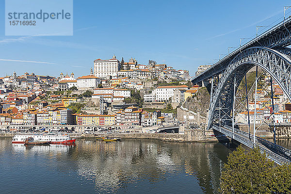 Portugal  Distrikt Porto  Porto  Douro-Fluss und Dom Luis I-Brücke mit Stadtgebäuden im Hintergrund