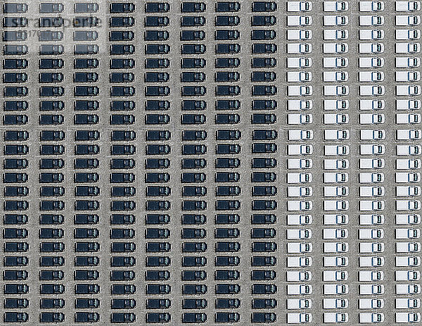 Luftaufnahme eines mit schwarz-weißen Autos gefüllten Parkplatzes