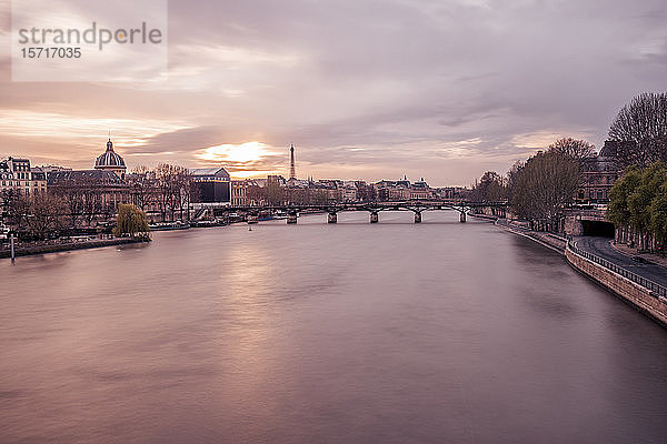 Frankreich  Paris  Seine und Pont Neuf bei Sonnenuntergang