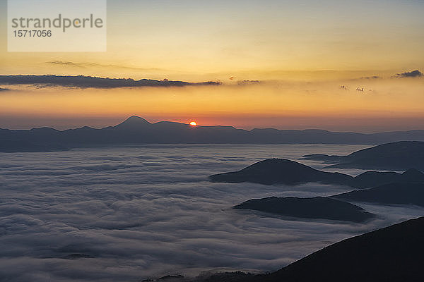 Italien  Dichter Nebel umhüllt den Monte San Vicino bei Sonnenaufgang im Herbst