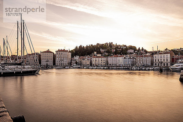 Kleiner Hafen in der Altstadt von Piran  Slowenien