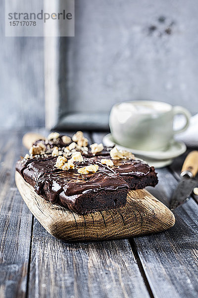 Hausgemachte glutenfreie Brownies mit Schokoladen- und Kaffeeglasur