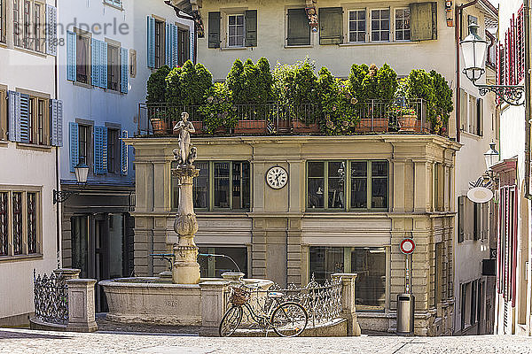 Schweiz  Kanton Zürich  Zürich  Fahrrad vor dem Napfplatz-Brunnen geparkt