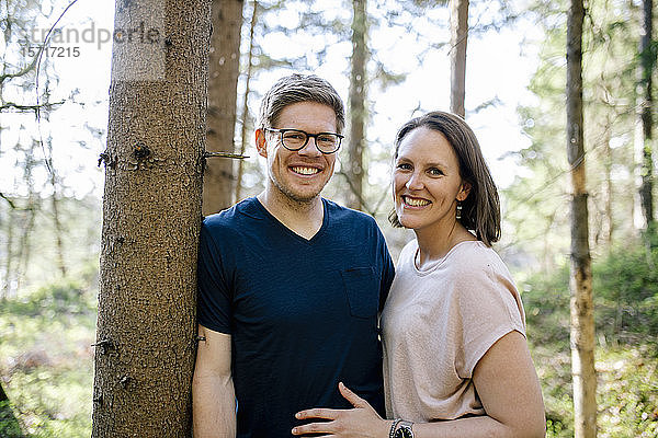 Porträt eines glücklichen Paares in einem Wald