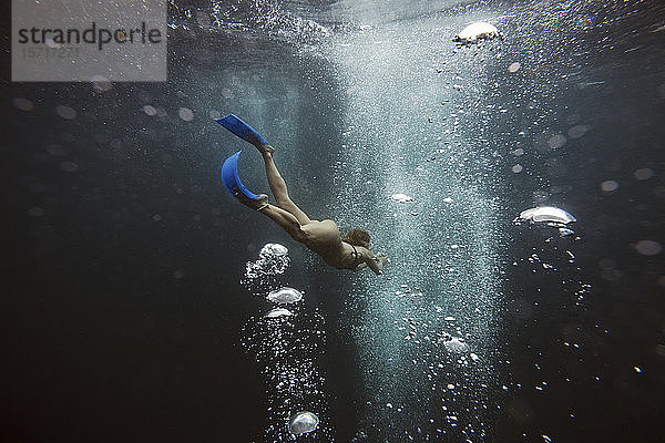 Frau unter Wasser  Gili Meno  Gili-Inseln  Bali  Indonesien