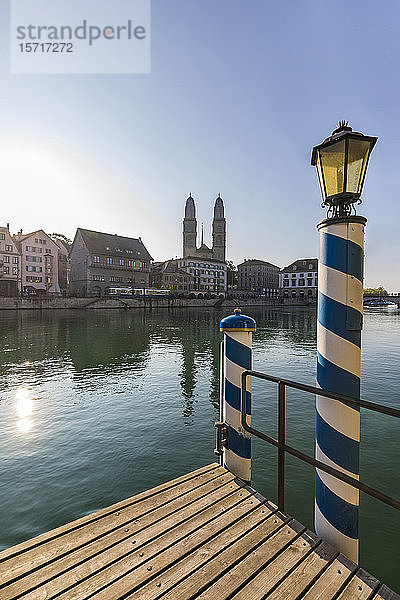 Schweiz  Kanton Zürich  Zürich  Anlegesteg am Ufer der Limmat mit Grossmünster und Gebäuden am Wasser im Hintergrund