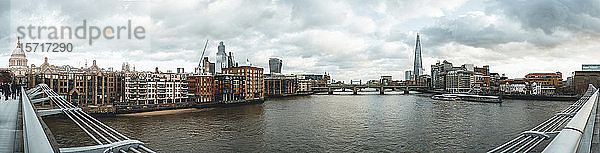 Großbritannien  England  London  Panorama der Themse und der umliegenden Stadtgebäude von der Millennium-Brücke aus gesehen