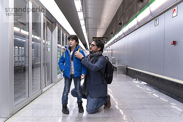 Vater und Tochter warten auf der U-Bahn-Station