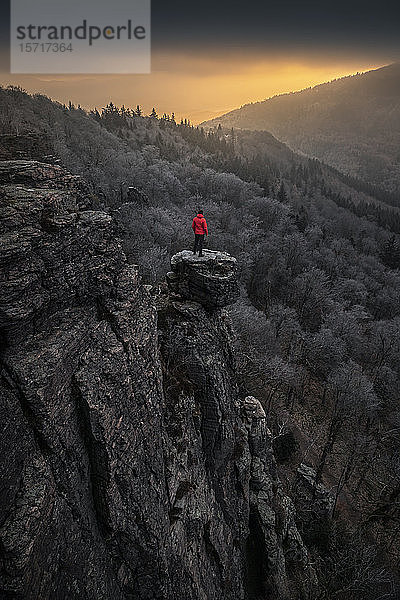 Mann steht auf Felsnadel bei Sonnenaufgang am Battert-Felsen  Baden-Baden  Deutschland