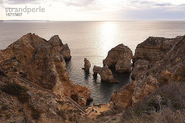 Portugal  Bezirk Faro  Lagos  Küstenklippen und natürlicher Bogen bei Sonnenaufgang