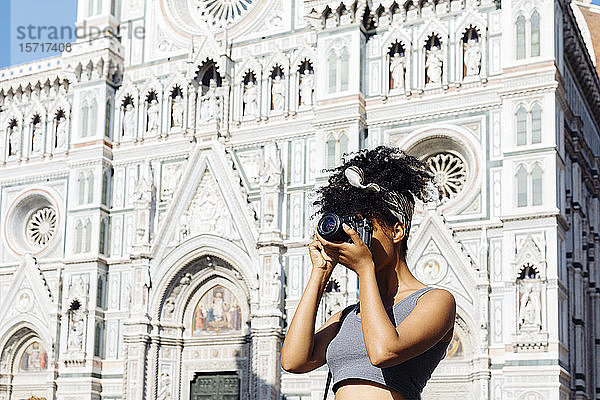Junge Frau beim Fotografieren mit der Kamera vor der Kathedrale  Florenz  Italien