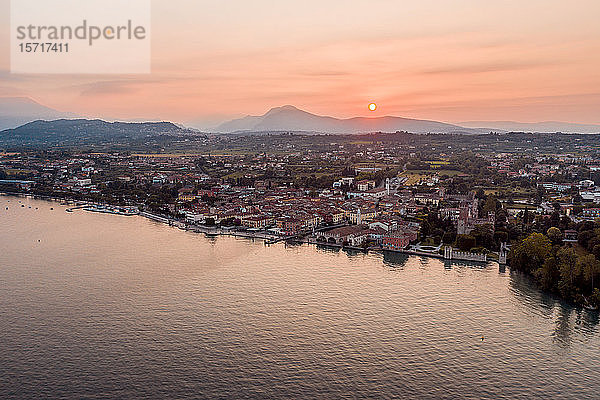 Italien  Venetien  Lazise am Gardasee  Drohnenansicht bei Sonnenaufgang