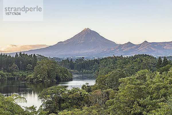 Neuseeland  Blick auf den grünen Wald um den Mangamahoe-See mit dem Berg Taranaki im Hintergrund