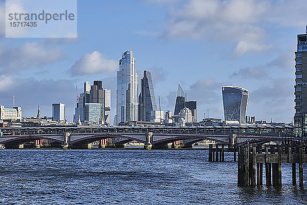 Großbritannien  England  London  Blackfriars Bridge mit der Skyline der Stadt im Hintergrund