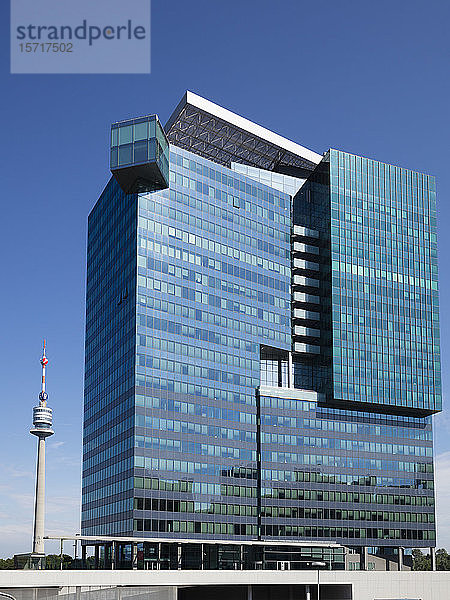 Österreich  Wien  Bürohochhaus mit Donauturm im Hintergrund