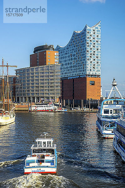Deutschland  Hamburg  Fähre in Richtung Elbphilharmonie