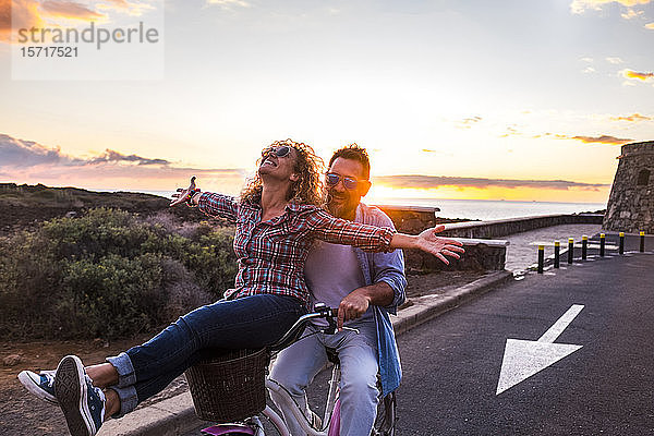Lächelndes Paar auf dem Fahrrad  Teneriffa  Spanien