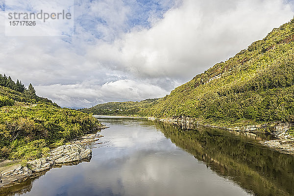 Neuseeland  Glänzende Oberfläche des Grey River