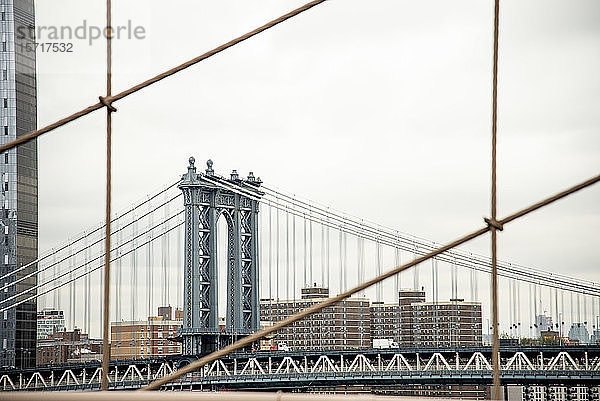 USA  New York  New York City  Manhattan Bridge gegen Wohngebäude