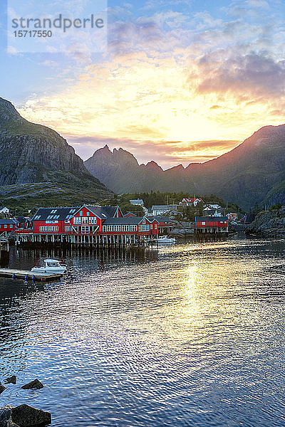 Norwegen  Moskenes  Lofoten-Archipel  Fischerdorf bei Sonnenuntergang