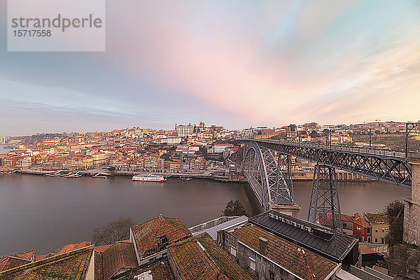 Portugal  Bezirk Porto  Porto  Himmel über den Stadtgebäuden am Douro-Fluss und der Dom Luis I-Brücke im Morgengrauen