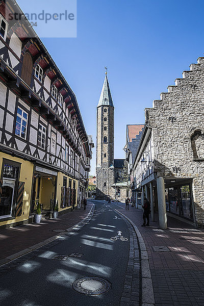Deutschland  Niedersachsen  Goslar  Gasse in historischer Stadt mit Turm der Marktkirche St. Kosmas und Damian im Hintergrund