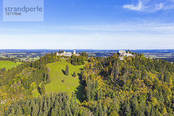 Deutschland  Bayern  Eisenberg  Luftaufnahme der Ruinen der Burgen Hohenfreyberg und Eisenberg auf einem bewaldeten Hügel