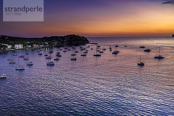 Spanien  Mallorca  Santa Ponsa  Luftaufnahme von Booten  die in der Abenddämmerung im Küstengewässer treiben