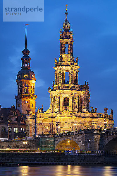 Deutschland  Sachsen  Dresden  Schloss und Dom der Heiligen Dreifaltigkeit am Elbufer in der Abenddämmerung