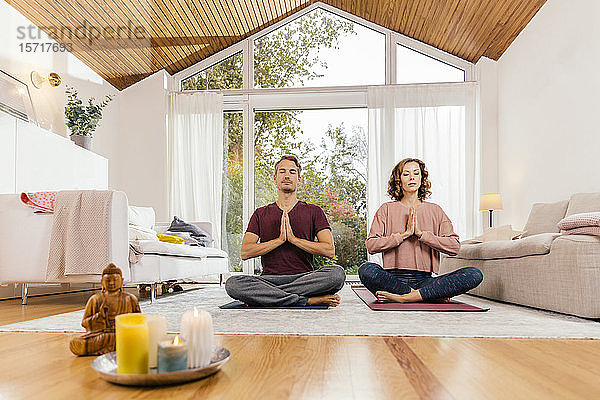 Gemeinsam meditierendes Paar zu Hause