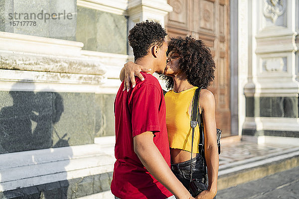 Junges Paar küsst sich in der Stadt  Florenz  Italien
