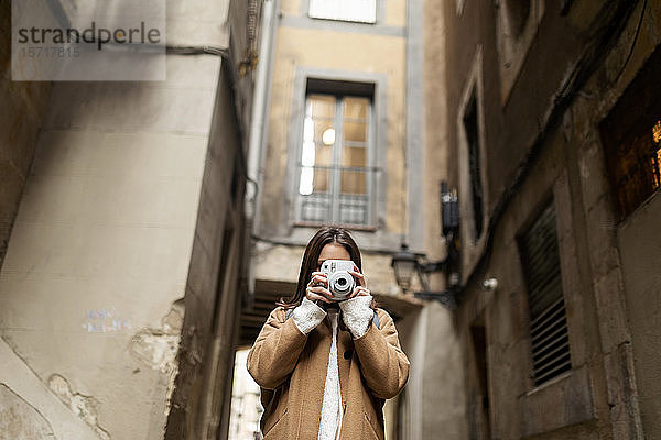 Junge Frau beim Fotografieren in der Stadt  Barcelona  Spanien