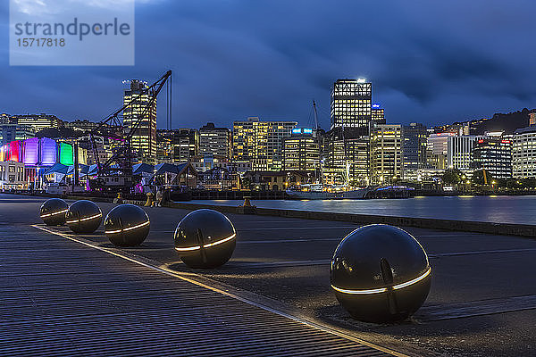 Neuseeland  Wellington  Lichtkugeln entlang des Hafens bei Nacht mit beleuchteter Stadtsilhouette im Hintergrund