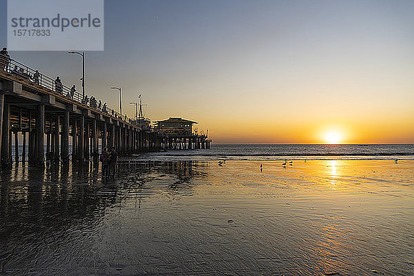 USA  Kalifornien  Santa Monica  Santa Monica Pier bei Sonnenuntergang