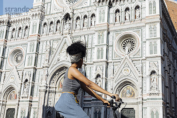 Junge Frau auf dem Fahrrad vor der Kathedrale  Florenz  Italien