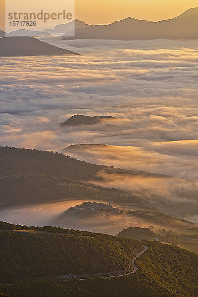 Italien  Luftaufnahme eines dichten Morgennebels  der ein bewaldetes Tal im Apennin umhüllt