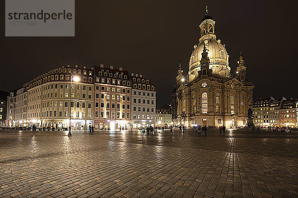 Deutschland  Sachsen  Dresden  Neumarkt und Frauenkirche nachts beleuchtet