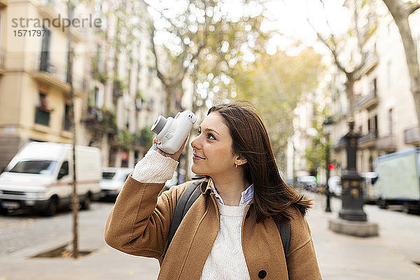 Junge Frau beim Fotografieren in der Stadt  Barcelona  Spanien