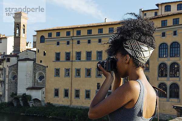 Junge Frau beim Fotografieren mit der Kamera  Florenz  Italien