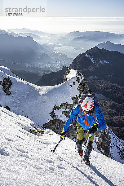 Alpinist besteigt einen schneebedeckten Berg  Orobie Alps  Lecco  Italien