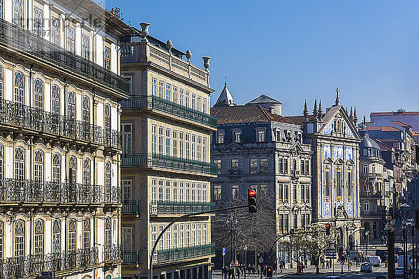 Portugal  Bezirk Porto  Porto  Rote Ampel vor altem Wohngebäude