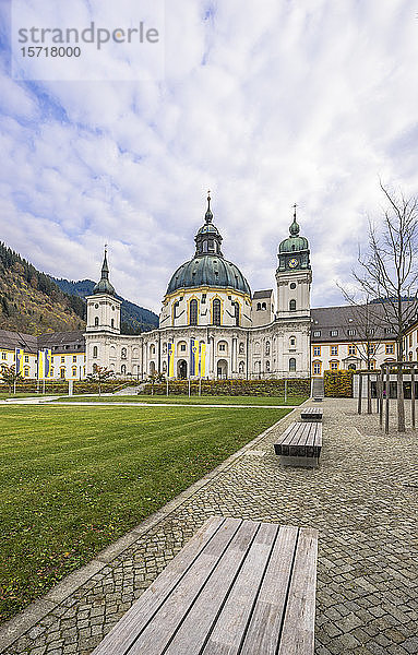 Deutschland  Bayern  Garmisch-Partenkirchen  Leere Bänke im Hof der Abtei Ettal